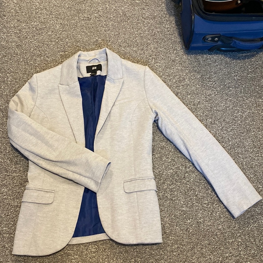 H&M gray blazer size 6 fits like a small